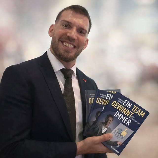 Daniel Sidler mit Buch 'Ein Team gewinnt immer'